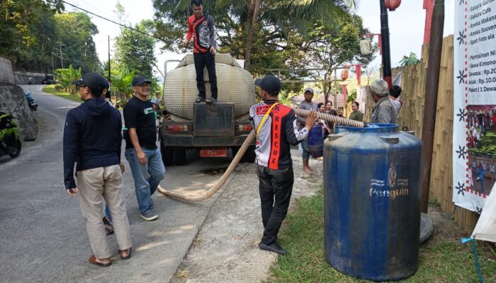 Musim Kemarau, Warga Cicurug Antre Bantuan Air Bersih