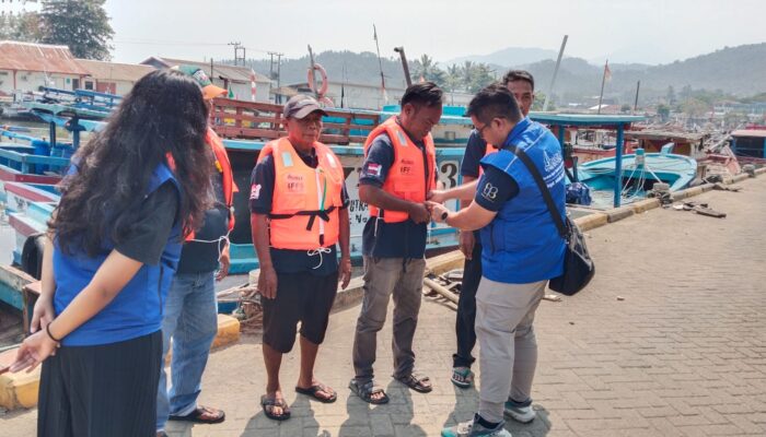 Nelayan Palabuhanratu Dapat Bantuan Alat Keselamatan dari GISLI