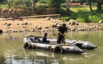 Ratusan Warga Leuwidinding Bergantung Perahu Karet, Keselamatan Taruhan Harian