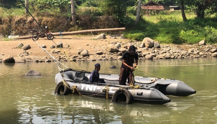 Ratusan Warga Leuwidinding Bergantung Perahu Karet, Keselamatan Taruhan Harian