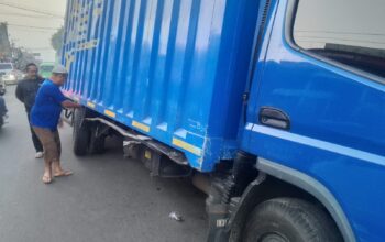 Gagal Nyalip, Truk Boks Tabrak Minibus di Jalan Raya Cisaat