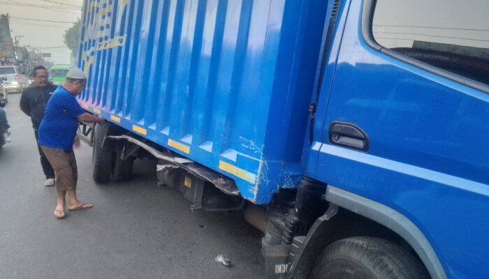 Gagal Nyalip, Truk Boks Tabrak Minibus di Jalan Raya Cisaat