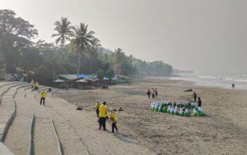 Mahasiswa KKN UGM Bersihkan Sampah di Pantai Karang Hawu Cisolok