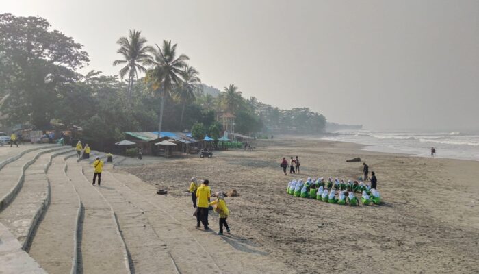 Mahasiswa KKN UGM Bersihkan Sampah di Pantai Karang Hawu Cisolok