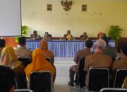 Kepala Dinas Pendidikan dan Kebudayaan Kota Sukabumi, Novian Restiadi, memberikan arahan kepada puluhan guru saat pembinaan dan sosialisasi rekrutmen Bakal Calon Kepala Sekolah (BCKS) jalur non-reguler di Aula Disdikbud Kota Sukabumi.(dok/radarsukabumi)