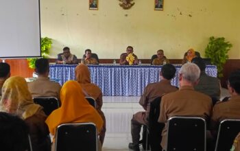 Kepala Dinas Pendidikan dan Kebudayaan Kota Sukabumi, Novian Restiadi, memberikan arahan kepada puluhan guru saat pembinaan dan sosialisasi rekrutmen Bakal Calon Kepala Sekolah (BCKS) jalur non-reguler di Aula Disdikbud Kota Sukabumi.(dok/radarsukabumi)