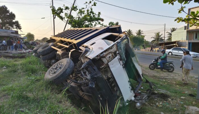 Hindari Motor, Truk Giga Terperosok ke Selokan Jalur Usai Tabrak Warung Padang