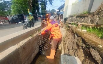 Saluran Tersumbat Sampah, BPBD Kota Sukabumi Lakukan Mitigasi Cepat