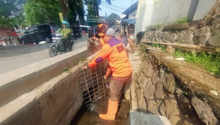 Saluran Tersumbat Sampah, BPBD Kota Sukabumi Lakukan Mitigasi Cepat