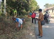 Gotong Royong Sambut HUT RI, Warga Padajaya Bersihkan Jalan Kabupaten