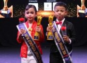MEMBANGGAKAN: Kakak beradik asal Kota Sukabumi, Adskhan Ibrari Autsar dan Adskhira Kiandra Autsar, menunjukkan trofi usai menerima Anugerah Anak Indonesia Awards 2026 di Jakarta, 19 Juli 2026.(dok/radarsukabumi)