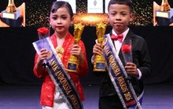 MEMBANGGAKAN: Kakak beradik asal Kota Sukabumi, Adskhan Ibrari Autsar dan Adskhira Kiandra Autsar, menunjukkan trofi usai menerima Anugerah Anak Indonesia Awards 2026 di Jakarta, 19 Juli 2026.(dok/radarsukabumi)