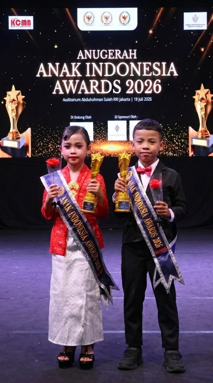 MEMBANGGAKAN: Kakak beradik asal Kota Sukabumi, Adskhan Ibrari Autsar dan Adskhira Kiandra Autsar, menunjukkan trofi usai menerima Anugerah Anak Indonesia Awards 2026 di Jakarta, 19 Juli 2026.(dok/radarsukabumi)