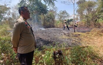 Polsek Warudoyong Gerak Cepat Padamkan Kebakaran Lahan Pemakaman
