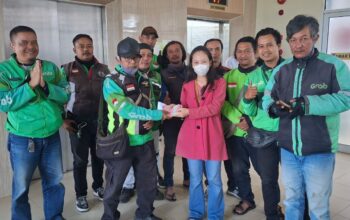 Salam Satu Aspal, Ojol Sukabumi Serahkan Donasi ke Korban Kecelakaan