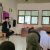 ARAHAN : Salah seorang guru Mapel Penjaskes SDN Taman, Kris Dwi Purnomo, saat menberikan tausiyah kepada para siswanya pada Rabu (27/03).(FOTO : UNTUK RADAR SUKABUMI)