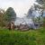 EVAKUASI: Sejumlah petugas Damkar Kota Sukabumi saat berupaya memadamkan api disalah satu villa di Kampung Salaeurih RT4/7, Kelurahan Dayehluhur, Kecamatan Warudoyong, Kota Sukabumi, Jumat (29/3).