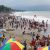 PADAT : Situasi wisatawan ramai saat berada di pantai Karanghawu Cisolok. (FOTO : NANDI/ RADARSUKABUMI)