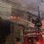 PENANGANAN: Sejumlah petugas Damkar Kota Sukabumi saat berupaya memadamkan api di satu unit toko material di Jalan RA. Kosasih, Kelurahan Cisarua, Kecamatan Cikole, Senin (27/5).(FT: BAMBANG/RADARSUKABUMI)