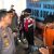 DIAMANKAN : Kapolres Sukabumi Kota, AKBP Ari Setyawan Wibowo saat mengintrogasi pelaku SB di halaman Mapolres Sukabumi Kota pada Senin (03/06).(FOTO : DENDI/RADAR SUKABUMI)