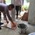 PEDULI : Kapolres Sukabumi, AKBP Tony Prasetyo Yudhangkoro, saat memasang kramik sebagai simbol dimulainya renovasi rumah warga di Kampung Cipeundeuy, RT 03/RW 01 Desa, Sukamulya, Kecamatan Caringin, Kabupaten Sukabumi.(FOTO : UNTUK RADAR SUKABUMI)